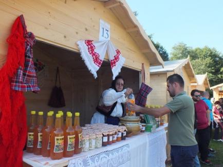 Umpleţi straiţele! Sătenii din Roşia au pus pe mese bunătăţi de toate felurile, la festivalul Straiţa Plină (FOTO/VIDEO)