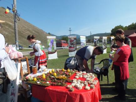 Umpleţi straiţele! Sătenii din Roşia au pus pe mese bunătăţi de toate felurile, la festivalul Straiţa Plină (FOTO/VIDEO)