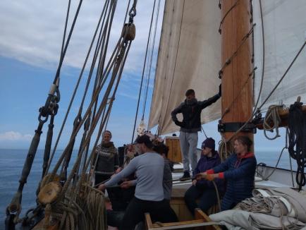 Lecţia de supravieţuire: Şase elevi şi o profesoară din Oradea au făcut o expediţie pe Marea Baltică, cu un vas vechi de 120 de ani (FOTO)