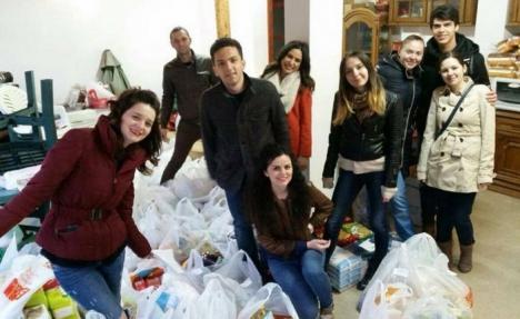 Rotaract Club a dăruit peste 100 de pachete alimentare micuţilor din familii monoparentale ori cu dizabilităţi (FOTO)