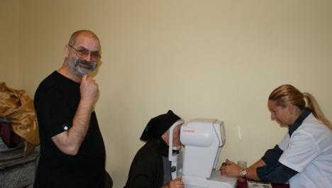 Bătrânii cu pensii mici din Coleşti au primit ochelari de vedere, de la Rotary (FOTO)