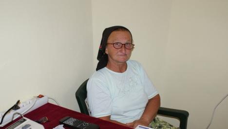 Bătrânii cu pensii mici din Coleşti au primit ochelari de vedere, de la Rotary (FOTO)