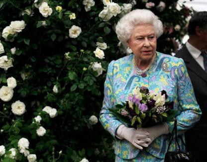 Regina Elisabeta a II-a s-a ascuns după tufişuri, numai să nu se vadă cu Ceauşescu