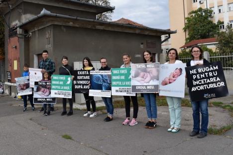 Rugăciune sau şantaj emoţional? Voluntari cu mesaje anti-avort stau, 40 de zile, în faţa Maternităţii din Oradea (FOTO)
