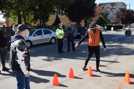 Adolescenţi echipaţi cu 'ochelari de beţie' şi invitaţi la ture printre jaloane. Acţiune preventivă inedită a poliţiştilor din Bihor (FOTO)