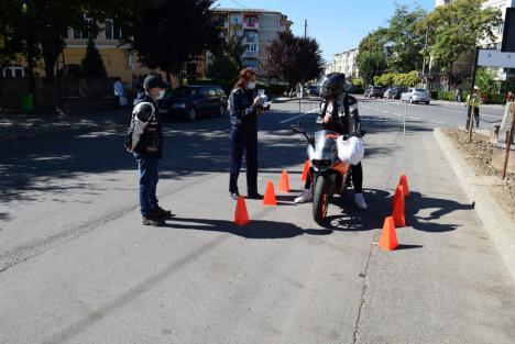 Adolescenţi echipaţi cu 'ochelari de beţie' şi invitaţi la ture printre jaloane. Acţiune preventivă inedită a poliţiştilor din Bihor (FOTO)
