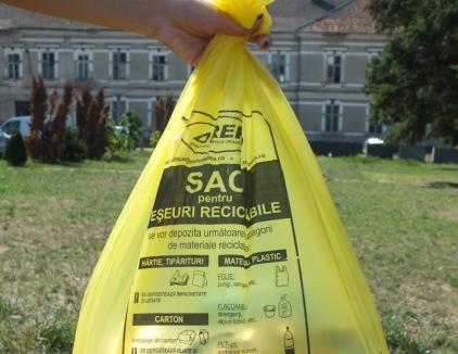 Colectaţi selectiv! RER Ecologic Service distribuie gratuit orădenilor care stau la case o nouă tranşă de saci galbeni