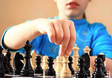 Copiii pasionaţi de şah sunt aşteptaţi, sâmbătă, la concurs
