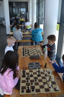 Competiţiile de şah pentru copii în Oradea s-au reluat cu ediţia a III-a a Cupei Allengra (FOTO)