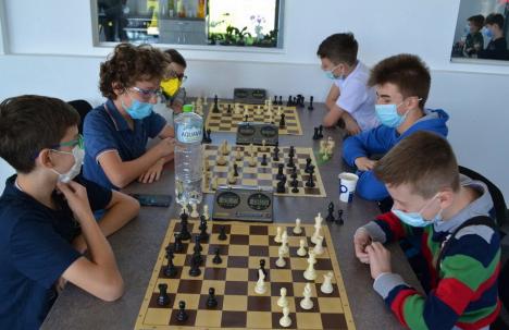 Competiţiile de şah pentru copii în Oradea s-au reluat cu ediţia a III-a a Cupei Allengra (FOTO)