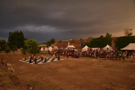O ploaie puternică de vară a scurtat programul Festivalului Medieval. Orădenii s-au ascuns prin Cetate (FOTO/VIDEO)