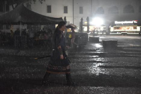 O ploaie puternică de vară a scurtat programul Festivalului Medieval. Orădenii s-au ascuns prin Cetate (FOTO/VIDEO)