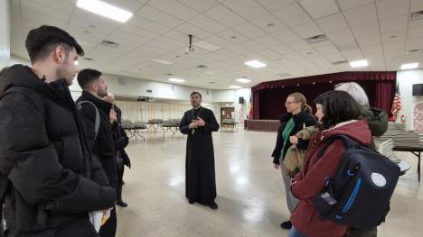 „Father George”, preotul român care strânge câteva sute de oameni la cea mai veche biserică ortodoxă românească din Chicago: România de azi este „o mare durere” (FOTO)