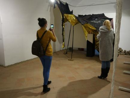 S-a deschis Salonul Anual de Artă al UAP Oradea, în Cetate. Vezi ce lucrări sunt expuse! (FOTO)