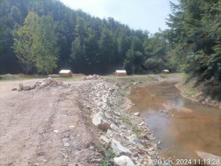 Gunoaie pe malurile cursurilor de apă, în șanțuri și rigole găsite în 12 comune din Bihor. Totuși, e mai curat decât în anii trecuți, zice prefectul (FOTO)