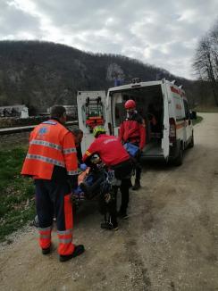 Turist din Ungaria, accidentat pe un traseu din Vadu Crișului. Salvatorii montani l-au dus pe targă 3 kilometri (FOTO)