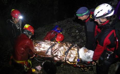 Turist salvat de salvamontişti din Cheile Galbenei, după o acţiune de peste 10 ore (FOTO)