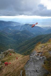 Exercițiu în munți: Au salvat o persoană rănită în zona vârfurilor Cornu Munților și Fântâna Rece (FOTO)