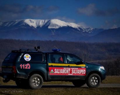 Tânăr de 24 de ani, rătăcit cu snowboard-ul la Vârtop, a fost găsit de salvatori în zona Băiţa, după şase ore de căutări