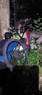 Noapte albă pentru salvamontiștii din Bihor: Un biciclist s-a rătăcit pe munte, iar apoi s-au pierdut și rudele care au mers să-l caute (FOTO)