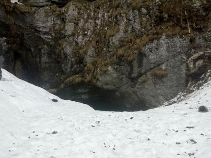 Pe munte, dar cu grijă! Salvamontiştii avertizează că în munţii Bihorului încă este un strat consistent de zăpadă (FOTO)