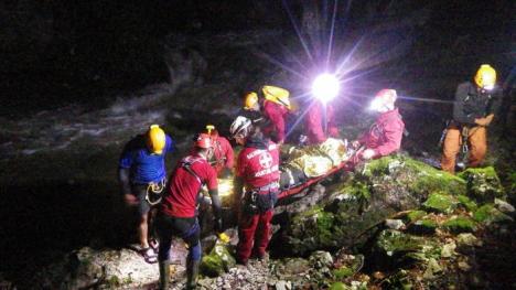 Turist salvat de salvamontişti din Cheile Galbenei, după o acţiune de peste 10 ore (FOTO)