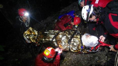 Turist salvat de salvamontişti din Cheile Galbenei, după o acţiune de peste 10 ore (FOTO)