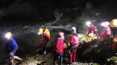 Turist salvat de salvamontişti din Cheile Galbenei, după o acţiune de peste 10 ore (FOTO)