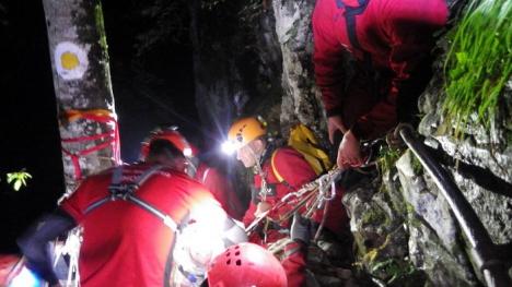 Turist salvat de salvamontişti din Cheile Galbenei, după o acţiune de peste 10 ore (FOTO)