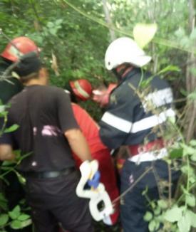 Salvat de la moarte: Un bărbat din Burzuc, scos de pompieri dintr-un tufiş de mărăcini (FOTO)