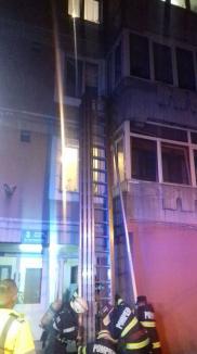 Misiune de salvare a pompierilor într-un bloc din Oradea, după ce o bunicuţă cu probleme de sănătate nu a mai putut fi contactată (FOTO)