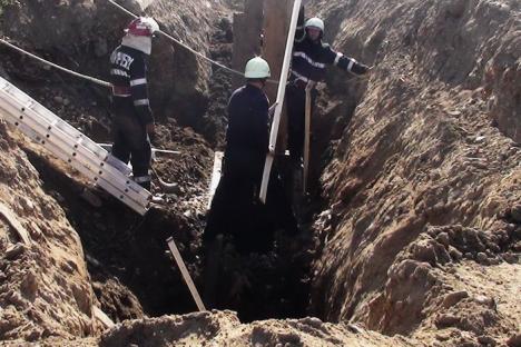Un muncitor care lucra la reţeaua de canalizare din Tinca a murit îngropat sub un mal de pământ