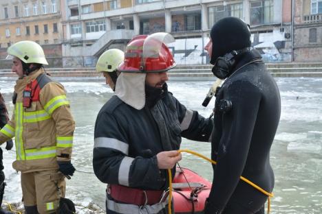 Persoană luată de apele Crişului Repede, în centrul Oradiei. Intervenţia pompierilor, îngreunată de sloiurile de gheaţă (FOTO/VIDEO)