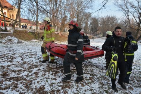 Dispărut sub gheaţă: Pompierii au oprit căutarea persoanei căzute în Crişul Repede (VIDEO)