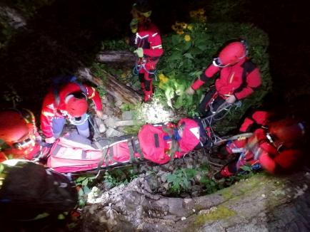 Misiune de salvare de 8 ore: Turist din Ungaria, recuperat de salvamontiștii bihoreni, după ce a căzut în zona unei cascade (FOTO)