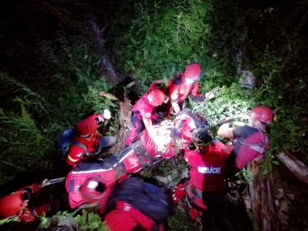 Misiune de salvare de 8 ore: Turist din Ungaria, recuperat de salvamontiștii bihoreni, după ce a căzut în zona unei cascade (FOTO)