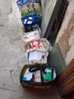 Salvatorii de poveşti: Doi orădeni adună cărţile aruncate de alţii la gunoi şi le redau celor dornici să le citească (FOTO)