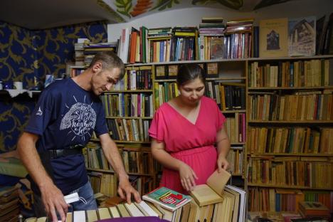 Salvatorii de poveşti: Doi orădeni adună cărţile aruncate de alţii la gunoi şi le redau celor dornici să le citească (FOTO)