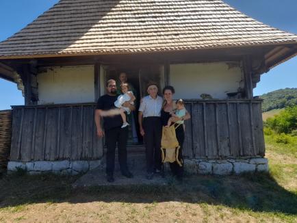Salvatorii trecutului: Cu copiii în braţe, o familie de orădeni salvează bisericile de lemn din Bihor (FOTO/VIDEO)