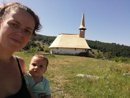 Salvatorii trecutului: Cu copiii în braţe, o familie de orădeni salvează bisericile de lemn din Bihor (FOTO/VIDEO)