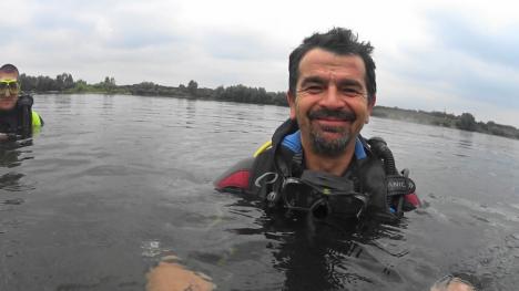 Sanitarul apelor: Un împătimit al scufundărilor, Radu Herea adună gunoaie de pe fundul apelor din Bihor (FOTO / VIDEO)