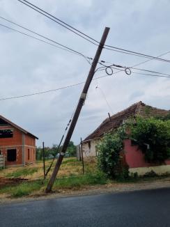 Incident în Sântandrei: Șoferul unei cife de beton a agățat mai multe cabluri și a pus la pământ 9 stâlpi (FOTO/VIDEO)