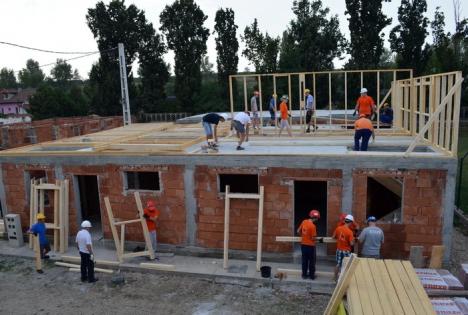 4 locuinţe în 9 zile: 200 de angajaţi ai Celestica construiesc voluntar, alături de Habitat pentru Umanitate