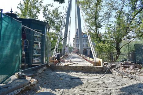Lucrările la Podul Intelectualilor abia au trecut de jumătate. Termenul promis de Primăria Oradea pentru finalizare, depășit de 2 luni (FOTO)