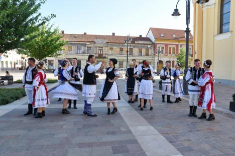 Sânzienele, sărbătorite în Oradea cu o paradă a zânelor, dansuri populare și descântece (FOTO / VIDEO)