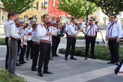 Sânzienele, sărbătorite în Oradea cu o paradă a zânelor, dansuri populare și descântece (FOTO / VIDEO)