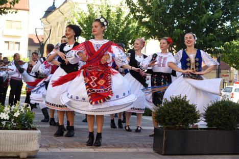 Sânzienele, sărbătorite în Oradea cu o paradă a zânelor, dansuri populare și descântece (FOTO / VIDEO)