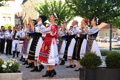 Sânzienele, sărbătorite în Oradea cu o paradă a zânelor, dansuri populare și descântece (FOTO / VIDEO)