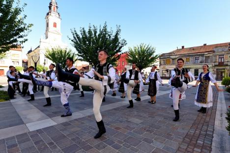 Sânzienele, sărbătorite în Oradea cu o paradă a zânelor, dansuri populare și descântece (FOTO / VIDEO)