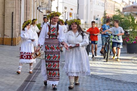 Sânzienele, sărbătorite în Oradea cu o paradă a zânelor, dansuri populare și descântece (FOTO / VIDEO)